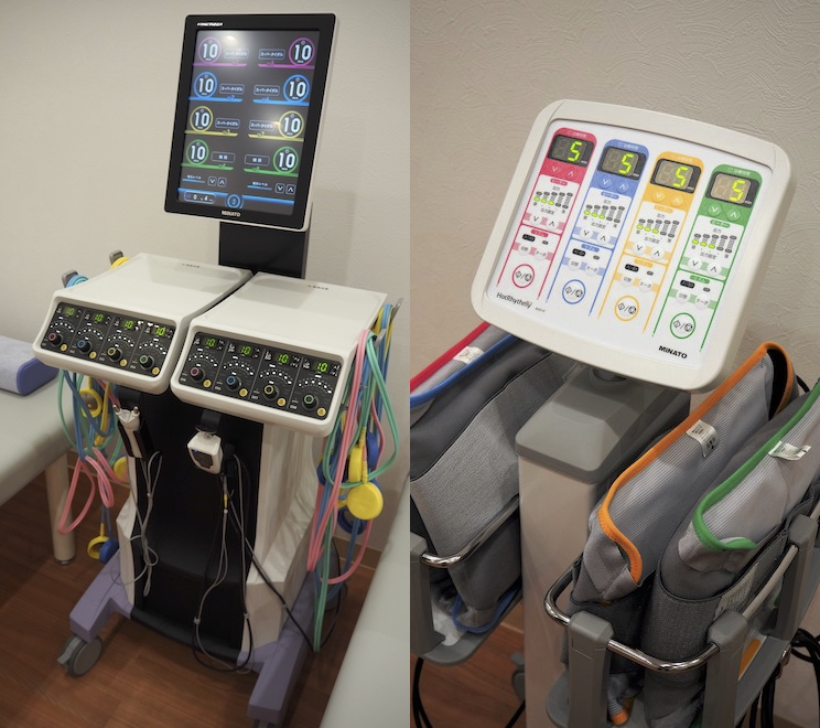 【左】低周波治療器　【右】ホットパック　　最低限ではありますが物理療法機器を採用しております。低周波はHi-Voltageも使用できる機器として、運動器リハとも併用しています。物療患者が院内で待機しないよう、ネットでの順番待ちを可能にします。