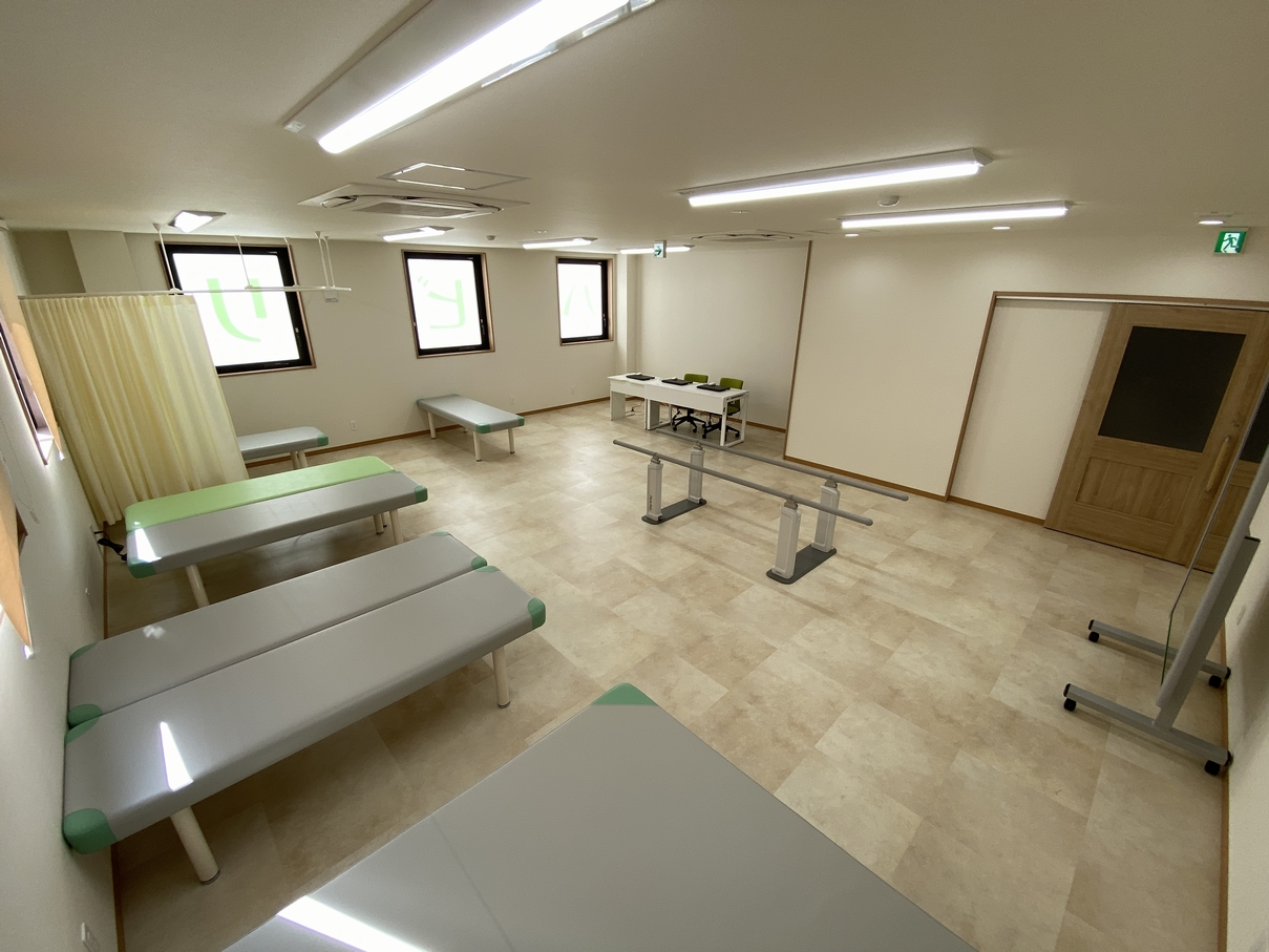 令和3年4月よりリハ室を拡張し、理学療法室と物理療法室を分けました。リハ室の総床面積は130㎡を超え、クリニックとしては地域最大規模のリハ設備となります。