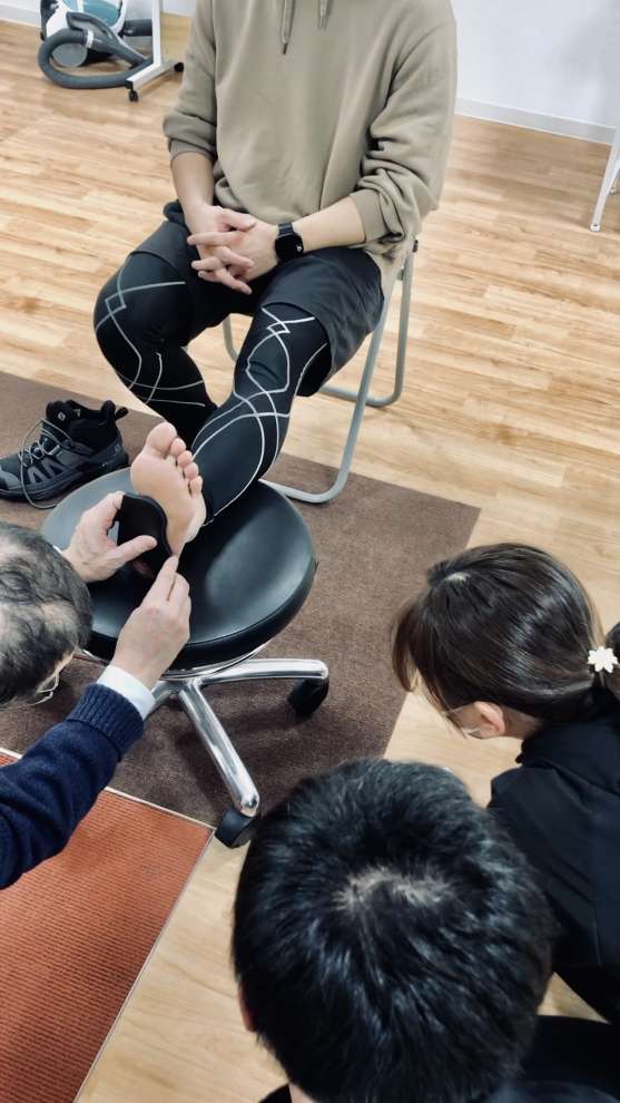 月に１回ウォーキングアンドコンディショニングあゆみ代表の藤井友之先生をお招きし(有)足と歩きの研究所主催、『入谷式足底板一年間コース』を開催しております